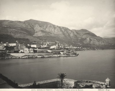 Kilátás Montecarlóra, a Ligur-tengerre néző üdülőhelyre. A tengeri Alpok magasodnak a háttérben. A fénykép Monacóból készült alkotó: Giacomo Brogi