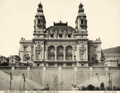Kilátás a Montecarlo Színház homlokzatára, amelyet Charles Garnier tervezett. Monaco alkotó: Giacomo Brogi
