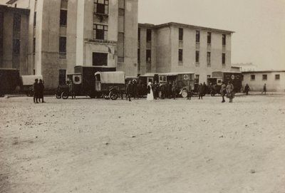 Album "Pictures of War II": Olasz katonák és Vöröskereszt mentőautók Gradisca Sagradóban, Gorizia, Olaszország (f/w fotó) alkotó: Gigliucci Gigliucci
