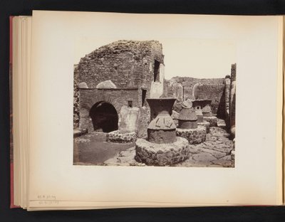 Egy pékség romjai Pompejiben Casa di fornai Pompeii (cím a tárgyon) alkotó: Giorgio Sommer (attributed to)