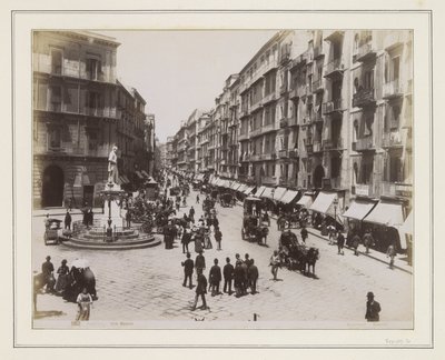 A nápolyi Via Roma látképe szoborral, üzletekkel, lovaskocsikkal és járókelőkkel alkotó: Giorgio Sommer