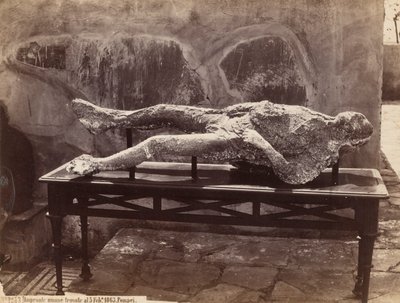 Emberi lábnyomok, Pompei [Emberi szereposztás, Pompei] alkotó: Giorgio Sommer