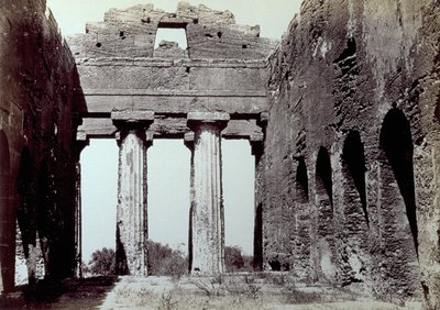 A Concordia templom belseje az agrigentói templomok völgyében. Az előtérben két dór oszlop; oldalt íves körfal alkotó: Giorgio Sommer