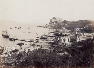 Panoráma a festői Baia-öbölre (Nápoly), vitorlások tarkítva. Az előtérben, a kis rakparttal szemben található a Vénusz temploma. A háttérben egy hegyfokon ül a tizenhatodik századi alkirályi kastély alkotó: Giorgio Sommer