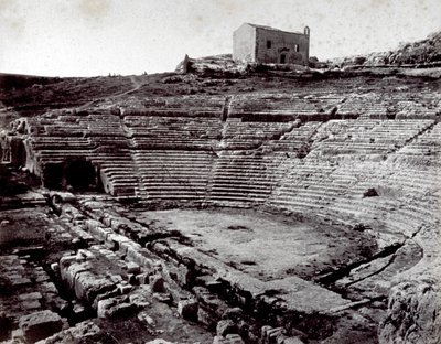 A görög színház maradványai Siracusában a Neàpoll Monumental Parkban. Az előtérben a félköríves zenekar és a cavea alkotó: Giorgio Sommer