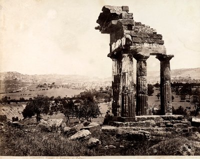 Nézet a fennmaradó négy oszlopról, amelyek Castor és Pollux templomának anablatúráját támasztják alá a Valle dei Templiben, Agrigentoban. A háttérben a város panorámája látható alkotó: Giorgio Sommer
