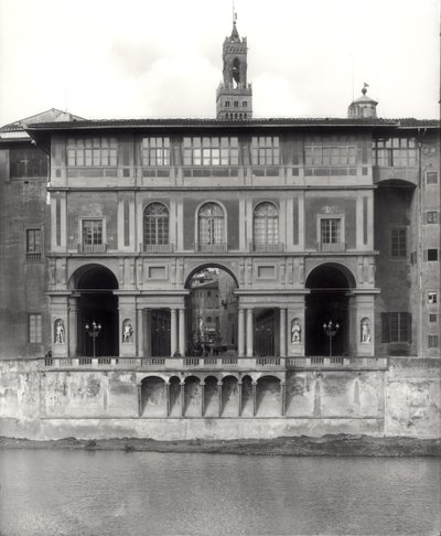 Az Uffizi Képtár homlokzata a Lungarno Torrigiani-n alkotó: Giorgio Vasari