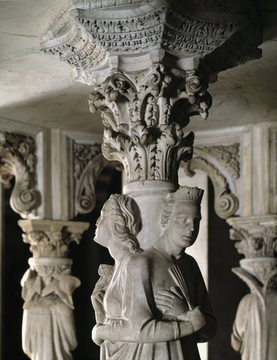 Részlet a Giovanni Pisano (1248-1314) Széket támogató szoborcsoportokról: Theologales Vertus (A márvány szószéket alátámasztó szobrok részlete, a teológiai erények) 1302-1311 Cathedrale de Pisa (Duomo di Pisa), Olaszország alkotó: Giovanni Pisano