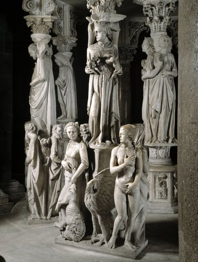 Részlet a Giovanni Pisano (1248-1314) által megvalósított Széket támogató faragott csoportokról: az Egyház táplálja gyermekeit és a négy fő erény közül kettőt (Részlet a márvány szószéket alátámasztó szobrokról, Egyház táplálja gyermekeit és két bíborost alkotó: Giovanni Pisano