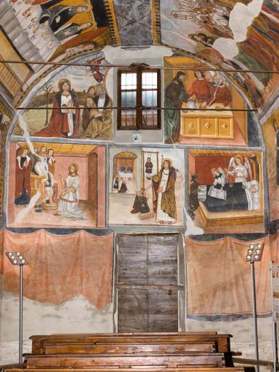 A Botoneri-kápolna főbejárata a Krisztus szenvedését ábrázoló festményekkel. alkotó: Giovanni di Cherasco Botoneri