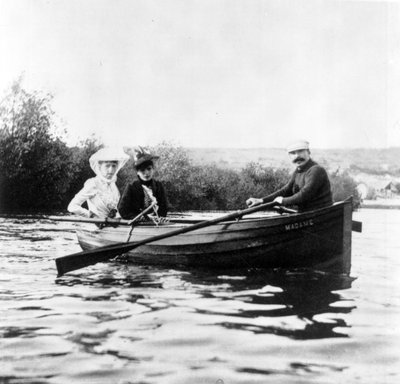 Guy de Maupassant egy csónakban Genevieve Strausszal és Colette Dumas Lippmannel, 1889 körül alkotó: Giuseppe Primoli