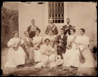 Ülő zenészek csoportképe, 1900 körül alkotó: Giuseppe Wulz