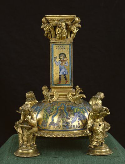 A St. Bertin-kereszt alapja, az Abbaye Saint-Bertinből, 1180 körül (aranyozott bronz és champleve zománc) (lásd még: 204570, 232624 és 232839) alkotó: Godefroid de Huy
