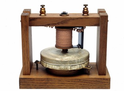 Graham Bell telefonja, amelyet 1875 első kísérleteihez használtak. alkotó: Graham Bell