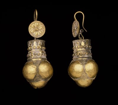 Fülfüggő pár rozettákkal és gömböcskék csoportjával, Kr. e. 2-1. alkotó: Greek