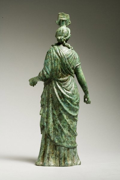 Ízisz Fortuna szobor hátulnézete, hellenisztikus, Kr.e. 1. század – Kr. u. 1. század (bronz) (elölnézethez lásd a 270388-as számot) alkotó: Greek