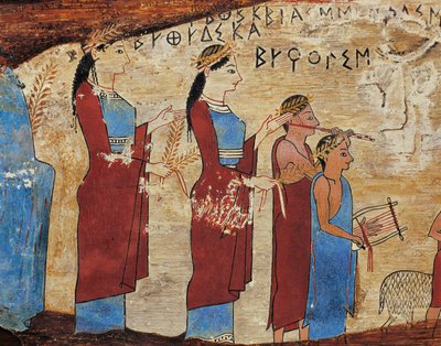 Fogadalmi tábla a Sikyon melletti Pitsa-barlangból, részlet, felvonulás felajánláshordozókkal, líra- és furulyásokkal, görög felirat alkotó: Greek