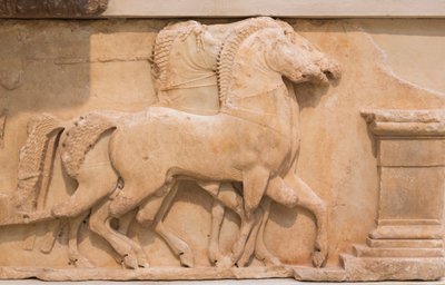 Négy ló (quadriga) húzza a szekeret a Sziphniak kincstárának déli frízéből, i.e. 530-480 körül épült (márvány) alkotó: Greek