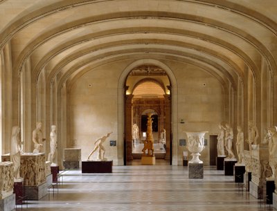 Kilátás a Louvre Múzeum Daru termére: görög és római ókordarabok a Borghese-gyűjteményből. Párizs alkotó: Greek or Roman
