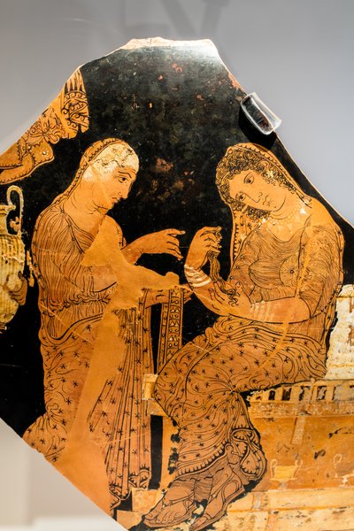 Elektra és egy szobalány Agamemnon sírjánál (kerámia sárga és fehér színű kiemelésekkel) alkotó: Greek School