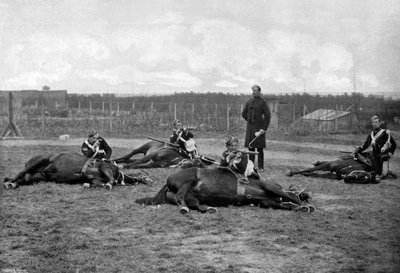 A 4. Queens Own Huszárok csapata leszállt a lováról, 1896. alkotó: Gregory and Co