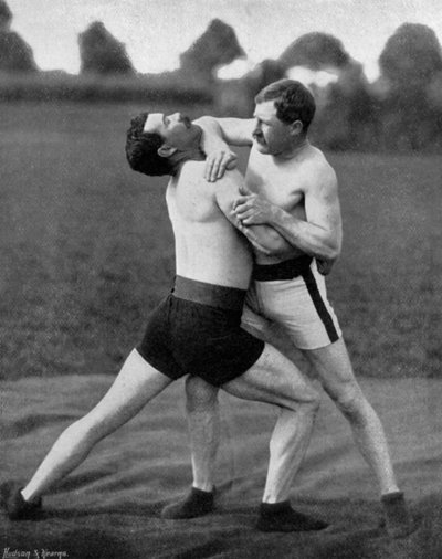 A test holt és a neck dupla, birkózó bemutató, Aldershot, Hampshire, 1896 alkotó: Gregory and Co