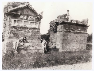 Fiúk a sírok között (fotó) alkotó: Guglielmo (1852-1930) Plüschow
