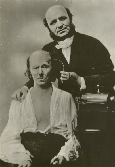 Duchenne de Boulogne francia neurológus elektrofiziológiai készülékét használja egy idős emberen. alkotó: Guillaume-Benjamin-Armand Duchenne de Boulogne