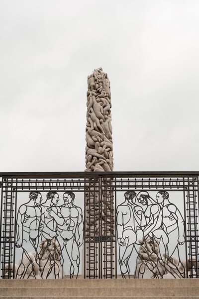 Kovácsoltvas kapuk" Naked Men" és a "People Monolith" gránitból a Frogner Parkban, Osloban, Norvégiában (fotó) alkotó: Gustav Vigeland