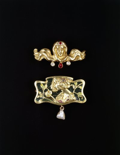 Gustave-Roger Sandoz szecessziós brossa, és egy szecessziós bross alakú fémgarnitúra, csíkkal és gyöngycseppel, arany színű brosssal és drágakövekkel, 1900 körül (arany színű brossok, drágakövek) alkotó: Gustave Roger Sandoz