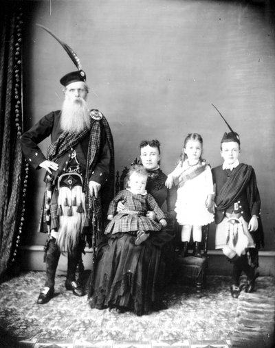 Vagy Donald és Harriet Mackay és családja, vagy Charles Ross feleségével, Catherine Tomával és gyermekeivel, 1885 körül (bw photo) alkotó: Hannah Maynard