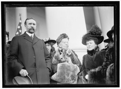 Miss Belva Ann Lockwood, Southerland szenátorral alkotó: Harris & Ewing