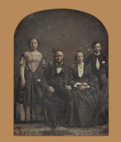 Egy azonosítatlan család csoportportréja alkotó: Harrison and Hill