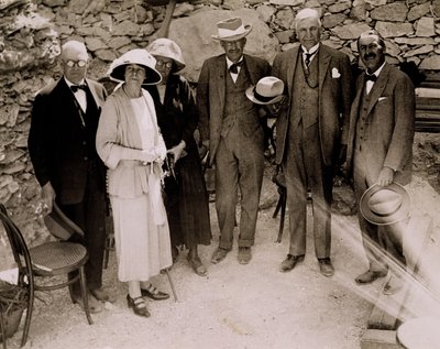 Howard Carter (1873-1939) és egy csoport európai Tutanhamon sírjának ásatásai mellett, a Királyok Völgyében (zselatin ezüst nyomat) alkotó: Harry Burton