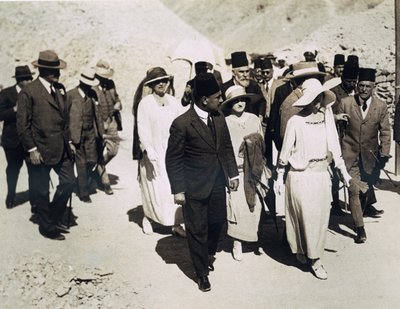 A belgák királynője (középen) Lord Allenby (szélső baloldalon) és Lady Allenby közeledik Tutanhamon sírjának, a Királyok Völgyének a bejáratához alkotó: Harry Burton