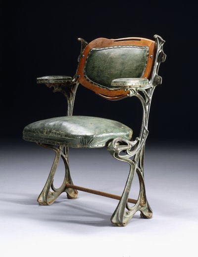 Vasból és fából készült szék, amelyet a párizsi Humbert de Romans koncertterembe terveztek alkotó: Hector Guimard