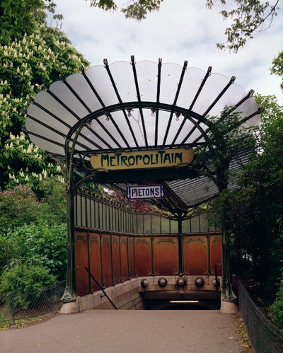 A Hector Guimard (1867-1942) által tervezett Porte Dauphine metró bejárata alkotó: Hector Guimard
