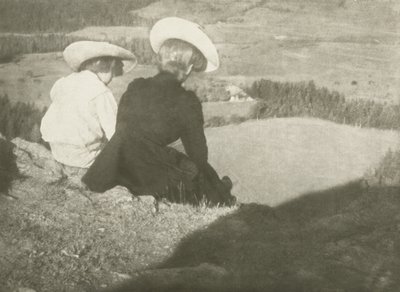 Fields in Birgitz (Hans és Mary ülve), 1908 körül (gumi bichromate print) alkotó: Heinrich Kuhn