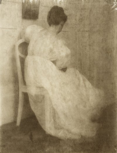 Mary Warner fehér széken, 1910 körül (gumi-bikromát platinanyomattal) alkotó: Heinrich Kuhn