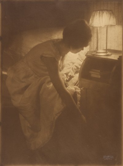 Miss Mary [Warner] az éjszakai asztalánál alkotó: Heinrich Kuhn