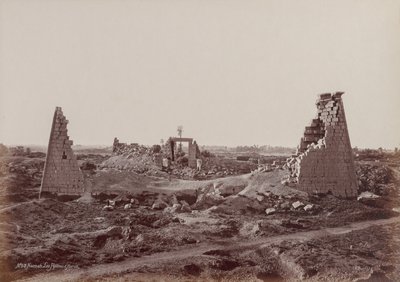 Karnak, Hórusz oszlopai alkotó: Henri Béchard