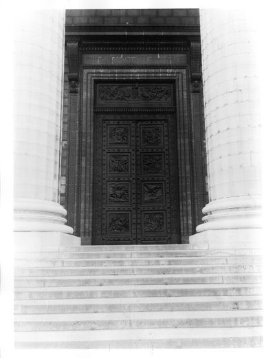 Kilátás a La Madeleine ajtajára, amely nyolc domborművet tartalmaz, amelyek a dekalógus és az ószövetségi jeleneteket ábrázolják (bronz) alkotó: Henri Joseph Francois de, baron Triqueti