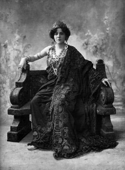 Suzanne Brohly francia szoprán Clytemnestre szerepében az "Iphigenie en Aulide" operában, Párizs, Henri Manuel fotója a "Le Theatre" című francia lapból 1908. április alkotó: Henri Manuel