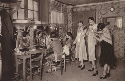 Párizs: Manökenek; Egy mellékjelenet egy nagy szabóságban; manökenek (fekete-fehér fotó). alkotó: Henri Manuel
