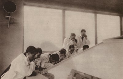 Párizs: Pendant une operation, dans un hopital moderne; Műtét felülről nézve egy kórházban (fekete-fehér fotó). alkotó: Henri Manuel