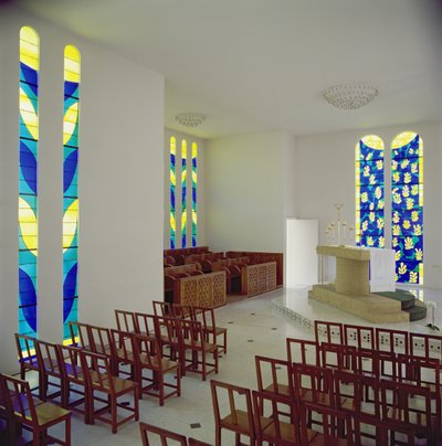 Belső nézet az oltárral a Rózsafüzér kápolnában, Vence alkotó: Henri Matisse