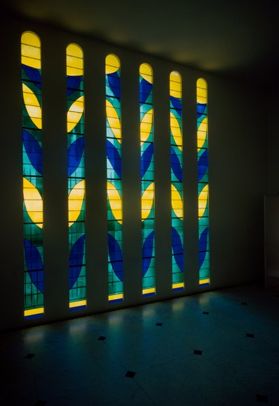 Üvegfestmény a Rosaire kápolnából, más néven a Matisse-kápolnából. alkotó: Henri Matisse