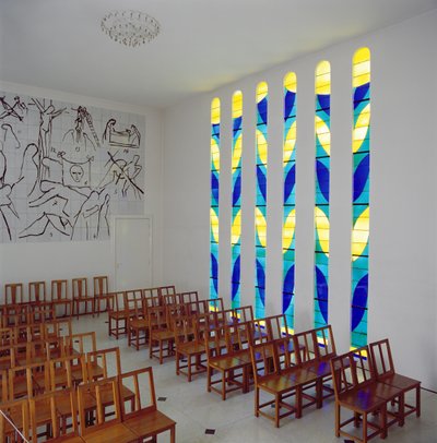 A templomhajó, az oldalsó festett üvegablak és a keresztút stációi a Rózsafüzér kápolnában, Vence alkotó: Henri Matisse