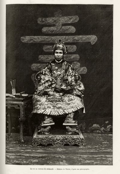 Dong Khanh király (1864-1889) Annam császárának portréja, ünnepi jelmezben. Thiriat metszete Dr. Charles Edouard Hocquard (1853-1911) „Trente mois au Tonkin” című történetének illusztrálására, 1885-ben a Le tour du monde-ban, az új folyóiratban des voyages alkotó: Henri Thiriat