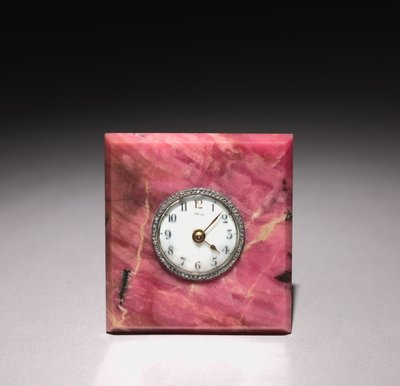 Óra, Peter Carl Fabergé (1846-1920) cége, 1903 után (rodonit, ezüst, zománc, gyémánt) alkotó: Henrik Wigstrom